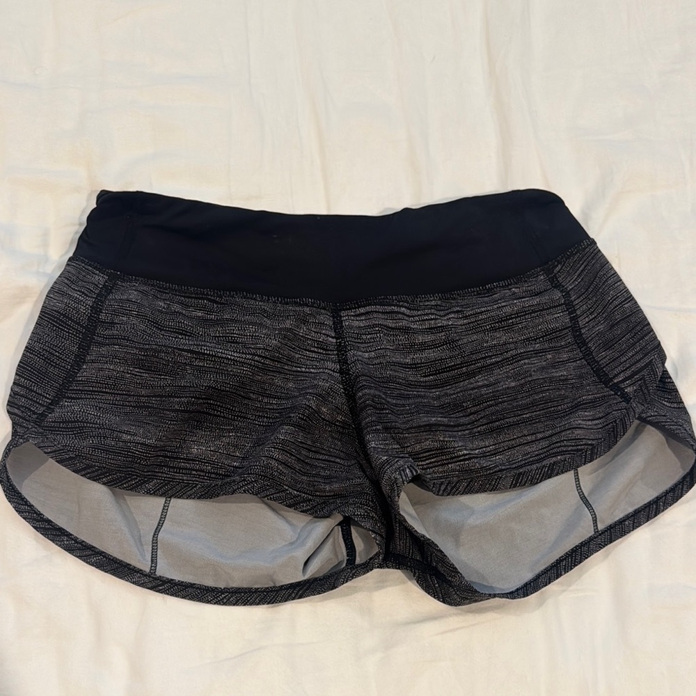 RARE Lululemon Black Dotted Print Speed Up 2.5 Inch Shorts Size 2